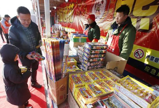 烟花爆竹开卖首日，不少市民在零售店选购花炮。摄影/新京报记者 王贵彬