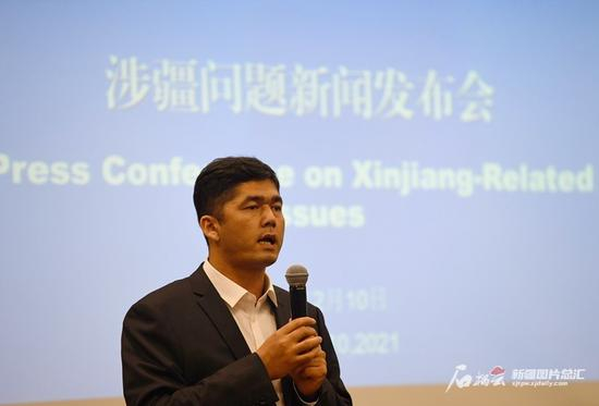 2月10日，艾力·吐尼亚孜在答记者问。石榴云/新疆日报记者 王臻摄