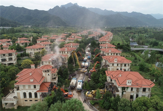 　　大型机械在陕西省西安市长安区秦岭违建别墅群“群贤别业”内进行拆除工作（2018年9月6日摄，无人机照片）。新华社记者 邵瑞 摄