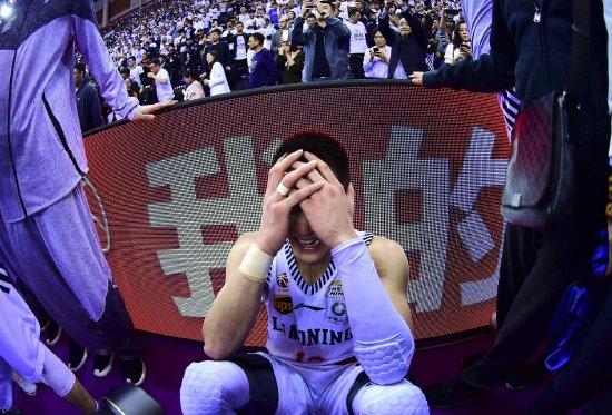 辽宁男篮首次夺冠，郭艾伦泪洒赛场。