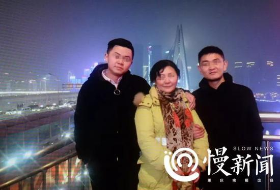 ▲刘金心回家后，朱晓娟与两个亲生儿子（右为刘金心，左为朱晓娟与前夫生的第二个儿子）合照