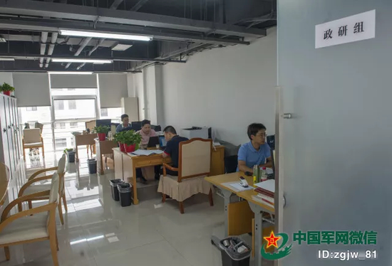 中午，负责政策研究的工作人员依旧在热火朝天地办公。胡尔根 摄