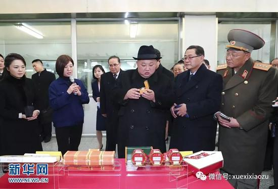 　　这是1月9日，金正恩参观北京同仁堂股份有限公司同仁堂制药厂亦庄分厂，实地考察有关传统工艺及现代化中药加工生产线。 新华社记者 谢环驰 摄