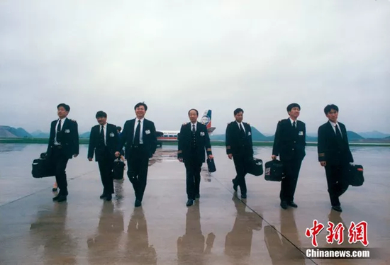 冲上云霄“男子天团”周春林机组。南航贵州公司供图