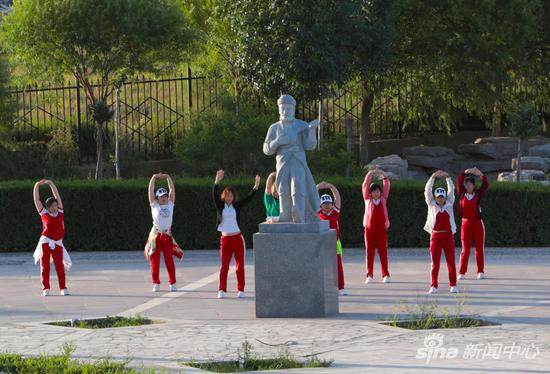 巴楚，晨练的人们。