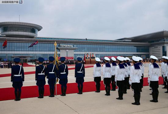 △朝鲜人民军三军仪仗队整齐列队。（央视记者王哈男拍摄）