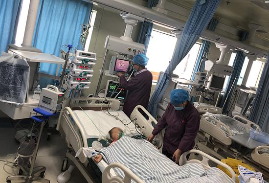 陈思源躺在首钢水钢总医院重症监护室里。