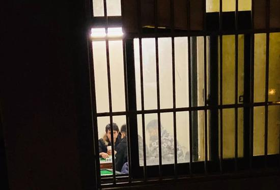 小区楼下如火如荼的棋牌室