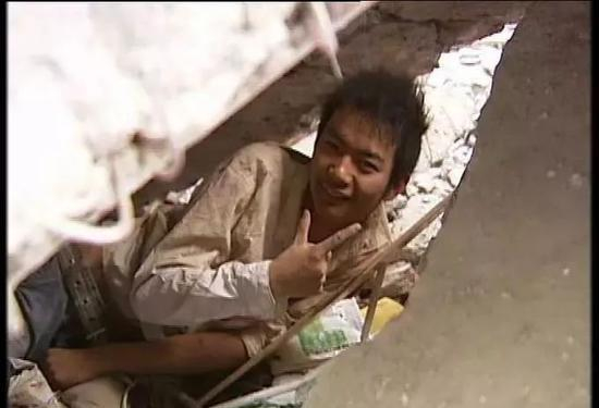 地震中的“夹缝男孩”郑海洋。图片来自网络