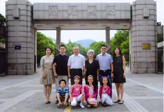  （2012年朱位秋一家在浙江大学校门口合影）