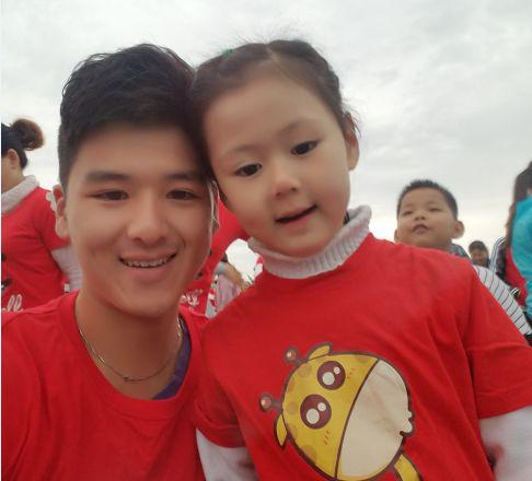 去年，李阳带侄女参加亲子活动。受访者供图