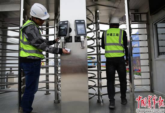 　　4月3日，雄安市民服务中心建设工地，施工人员刷卡或“刷脸”进出。中国青年报·中青在线记者&nbsp;陈剑/摄