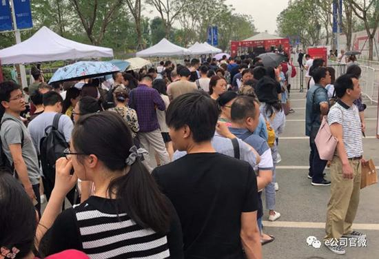 中铁青秀未遮山开盘现场盛况：排队递交购房资料人数一望无尽。