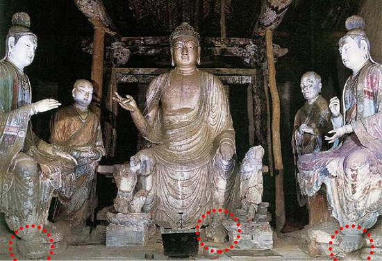 　　图9：《山西晋城古青莲寺唐代彩塑考析》所附下寺弥勒殿塑像照片，可见莲台形态明显为上寺释迦殿修复之样本