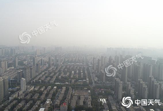 20日早上河北石家庄市区被霾笼罩，天空能见度较差。