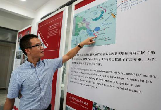 　　2018年11月10日，在巴布亚新几内亚莫尔兹比港中国（广东）-巴新疟疾防治中心，抗疟团队成员、广州中医药大学邓长生博士介绍抗疟试验区的概况。（新华社）