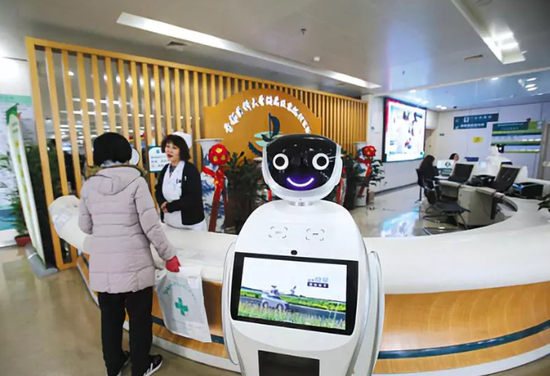 　　2月19日，首都医科大学附属北京潞河医院，大厅使用导医机器人帮助就诊患者。未来，该医院将牵头成立北三县医院管理中心，帮助建立北三县与通州急救路线图，并为北三县建设医学影像中心。新京报记者 王贵彬 摄