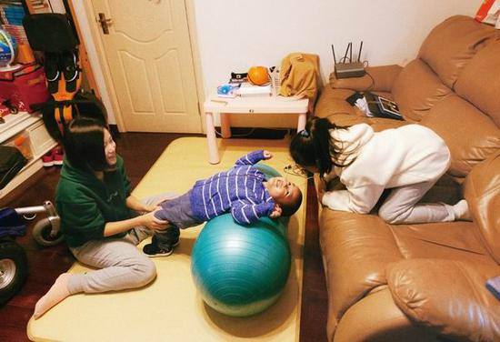 早上10：20，Velo在花生球上练习100个“仰卧起坐”，在这之后，妈妈会为他按摩双腿双脚。