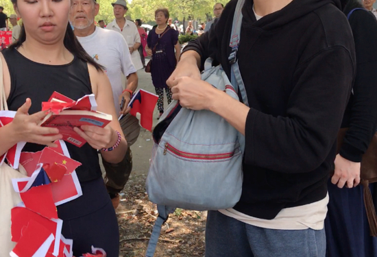 郭润庭拿出撕碎的“青天白日满地红”旗扔在地上（图片来源：台湾《联合报》）