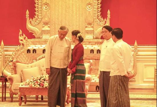 2016年4月6日总统府会议散会后▲