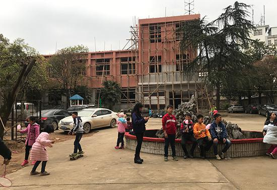 3月下旬，正在装修的教学楼。澎湃新闻记者 张维 图