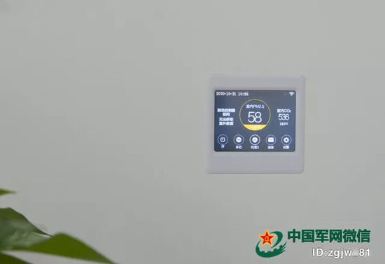 办公室的空气监控器显示空气质量并不很好。胡尔根摄