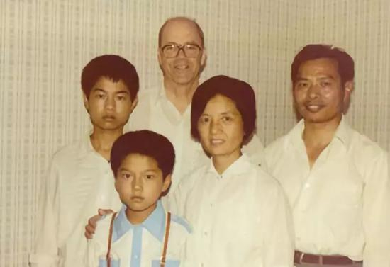 （1984年5月克兰德尔访问浙江大学时与朱位秋全家合影）