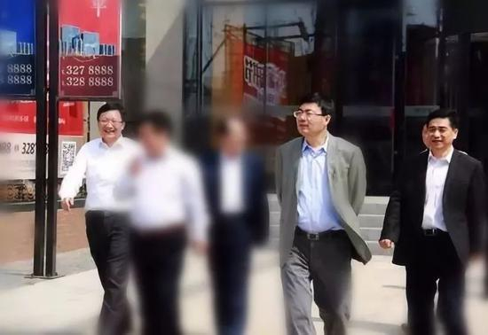 　　▷ 2015年4月28日，时任四平市委书记刘喜杰（右二）、副市长王宇（左一）等视察“华宇城”在建项目，华宇集团董事长赵洪新（右一）陪同。刘喜杰、王宇已先后落马。（图片来自吉林省华宇集团有限公司官网）