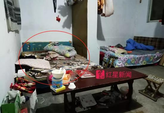 ▲李达的床上一片狼藉。另一个空床是父母在睡。