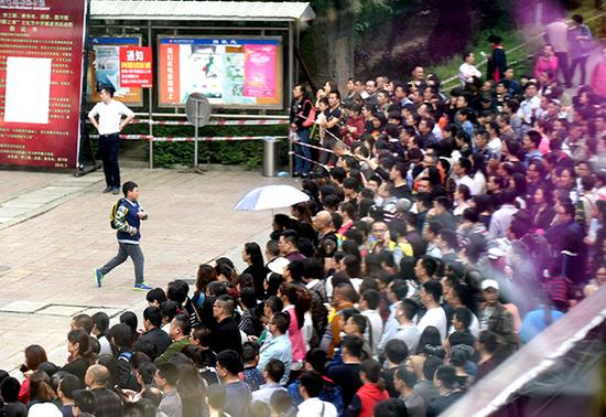 　　2016年4月， “全国小学数学奥林匹克比赛”决赛在四川成都的一个考点，家长等待学生出来。华西都市报 刘陈平/视觉中国 图