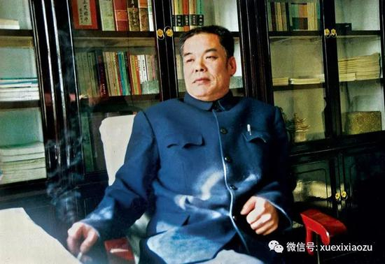 1991年，作家贾大山在书房。 康志刚供图