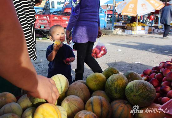 多提巴格乡巴扎上的孩子。