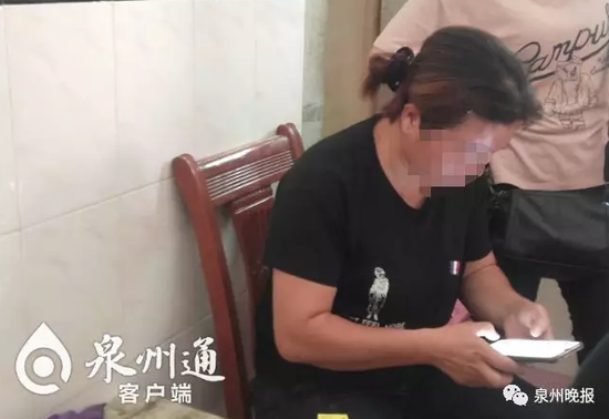 小凯的亲生母亲，在翻找之前存储在手机里小凯疑似被虐打受伤的照片。