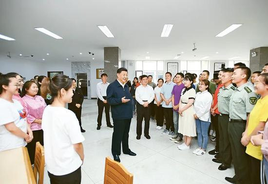 　　2019年7月15日至16日，中共中央总书记、国家主席、中央军委主席习近平在内蒙古考察并指导开展“不忘初心、牢记使命”主题教育。这是16日上午，习近平在内蒙古大学图书馆同学生们亲切交谈，勉励他们志存高远、脚踏实地、发奋图强。新华社记者 谢环驰/摄