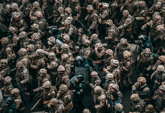 　　当地时间2022年1月5日，哈萨克斯坦阿拉木图，当地因天然气价格上涨爆发大规模抗议活动，警察和示威者激烈冲突。