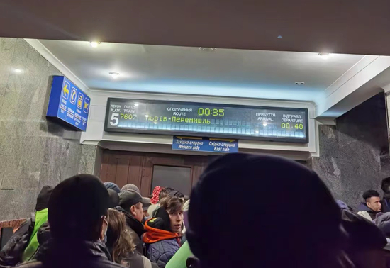 等待乘车离开的基辅市民（受访者供图）