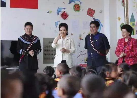 陈冯富珍（右一）