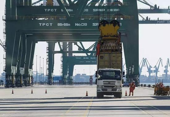 　　（美国统计的贸易数据显示，2002年-2017年之间，美国对华出口额增长491.2%，从220亿美元成长到1300亿美元，中国目前为美国第三大商品出口市场，仅次于加拿大和墨西哥。图/Reuters）