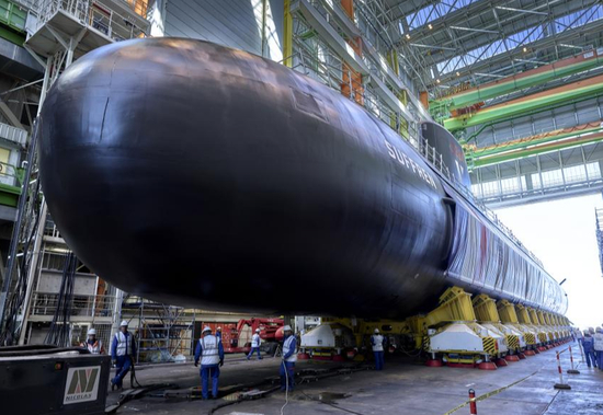 “絮弗伦”级核潜艇艇体两侧安装了大尺寸舷侧阵声呐。