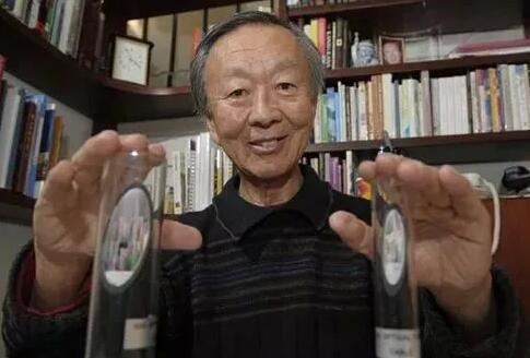 ▲高锟生前在美国加利福尼亚州的家中展示光纤。 图片来源：新华社