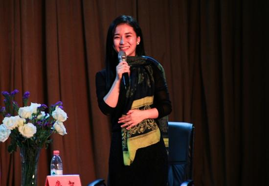 廖智在大学做演讲
