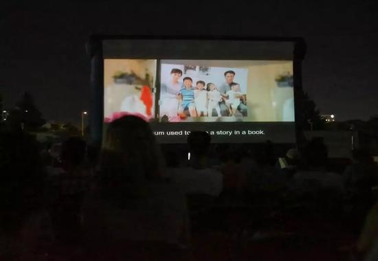 　　15日，韩国民众在京畿道富川市厅附近市民广场前观看朝鲜影片《我们家的故事》。新华社记者王婧嫱摄