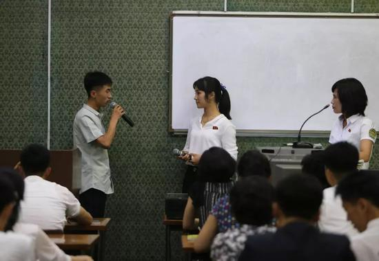 ▲7月17日，在朝鲜平壤人民大学习堂，学生在中文课堂上互动。