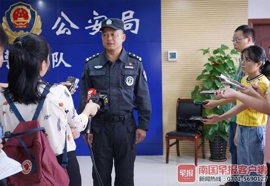 狙击手向媒体介绍一枪击毙犯罪男子的经过