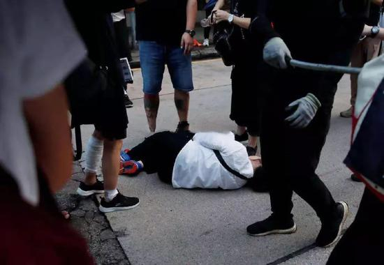 该名女子被暴徒围殴倒地，无力反抗 图自社交媒体