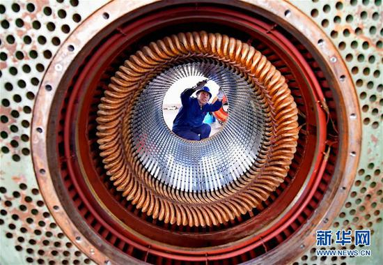 　　12月18日，河北省滦南县一家防爆机电设备生产企业的工人在生产车间工作。 近年来，河北省滦南县加快新旧动能转换，通过发展新技术、新产业、新业态、新模式，改造钢铁、装备制造等传统产业，培育壮大新兴产业，实现产业转型升级。据介绍，2018年1至11月，该县实现工业产值253.2亿元，同比增长27.1%，实现工业增加值65.56亿元，同比增长10.1%。 新华社记者 杨世尧 摄