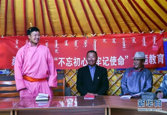 　　2019年10月11日，在内蒙古自治区正蓝旗恩克宝力格嘎查党员中心户的蒙古包中，党员敖日格勒（左一）在回答知识竞赛问题。新华社记者 刘磊 摄