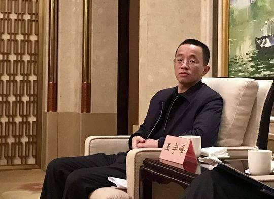 封面新闻曾在“重庆公交坠江事故”发生后，专访国标修改参与者王宇峰。摄影 封面新闻记者 卢荡