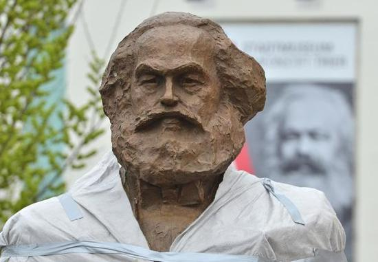 这尊马克思雕像由著名雕塑家、中国美术馆馆长吴为山创作。&nbsp;视觉中国 图