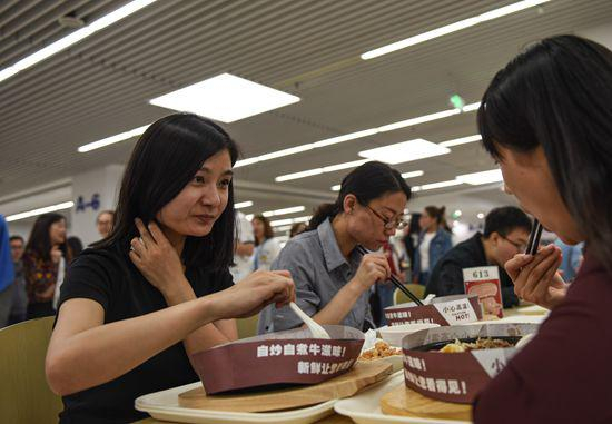 　　静静 　　中午12点半，百度科技园食堂，静静和朋友吃铁板饭。百度食堂有17个包含各色菜系的窗口，还配备刷脸支付系统。